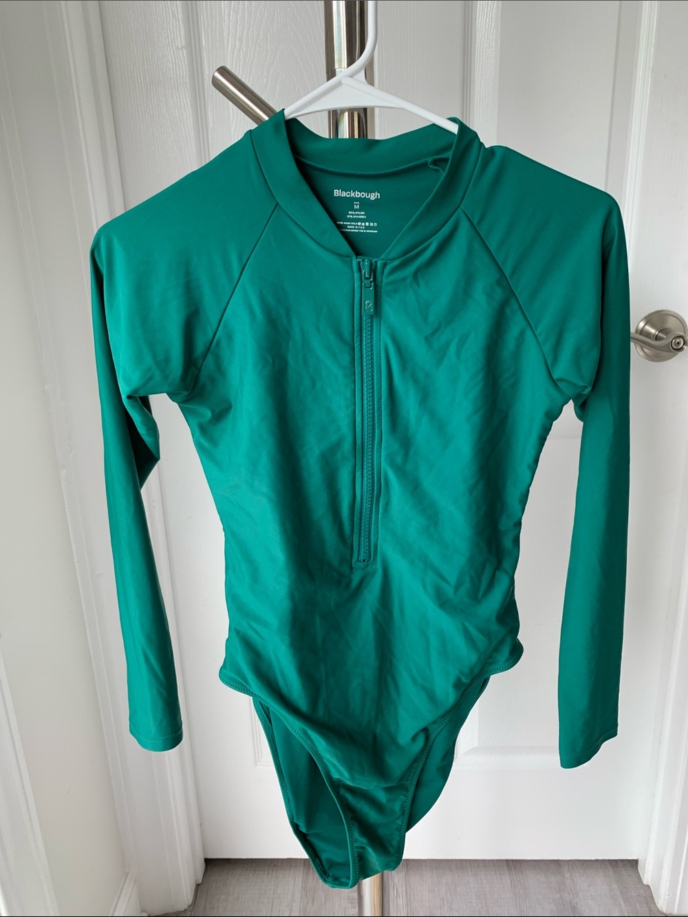 Blackbough Women’s Long-Sleeve Green Front-Zip Rashguard, Size M.